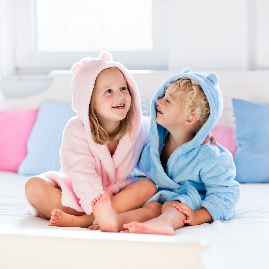 Kinder im Bademantel - Fotografie auf Leinwand