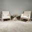 Chaise d'appoint française avec structure en bois traditionnelle, revêtement en lin et finition patinée pour une décoration intérieure intemporelle