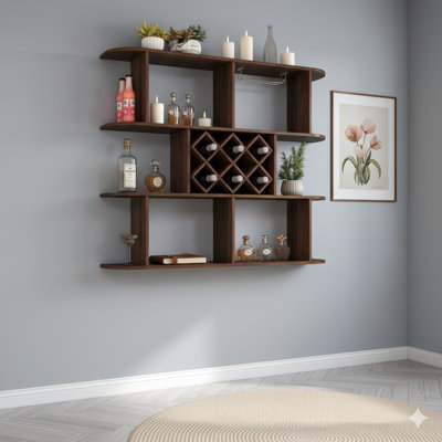 Étagère murale à trois niveaux de taille généreuse dans un style rustique, fabriquée en bois. Ce support multifonctionnel offre du rangement pour les bouteilles de vin et comprend des supports intégrés pour les verres à vin. Conçu pour être fixé au mur, il sert de décoration