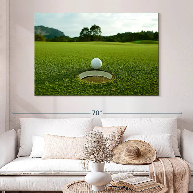 Balle de golf Sireci près du trou, H 34 po x l 51 po