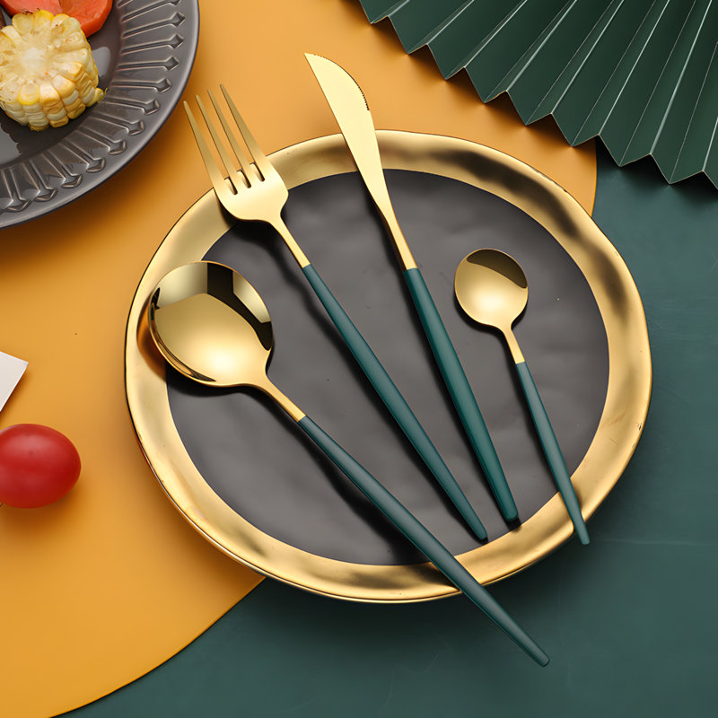 Ensemble de couverts 24 pièces en acier inoxydable avec revêtement en titane doré pour les repas occidentaux