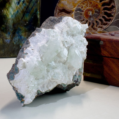 Apophyllite vert clair à double terminaison avec stilbite miniature sur basalte