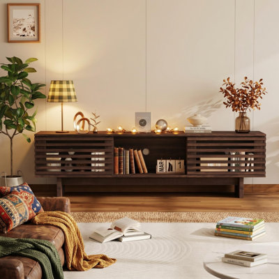 Meuble télé 63 pouces style Mid-Century Farmhouse avec portes coulissantes à persiennes, console multimédia avec rangement pour téléviseur de 70 po ou moins dans la chambre à coucher, fini noyer
