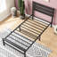 Structure de lit plateforme simple avec tête de lit de style rustique. Métal et bois, aucun sommier requis. Support de 250 livres. Espace de rangement de 10,6 po. Noir. Assemblage simple, poids de 250 lb