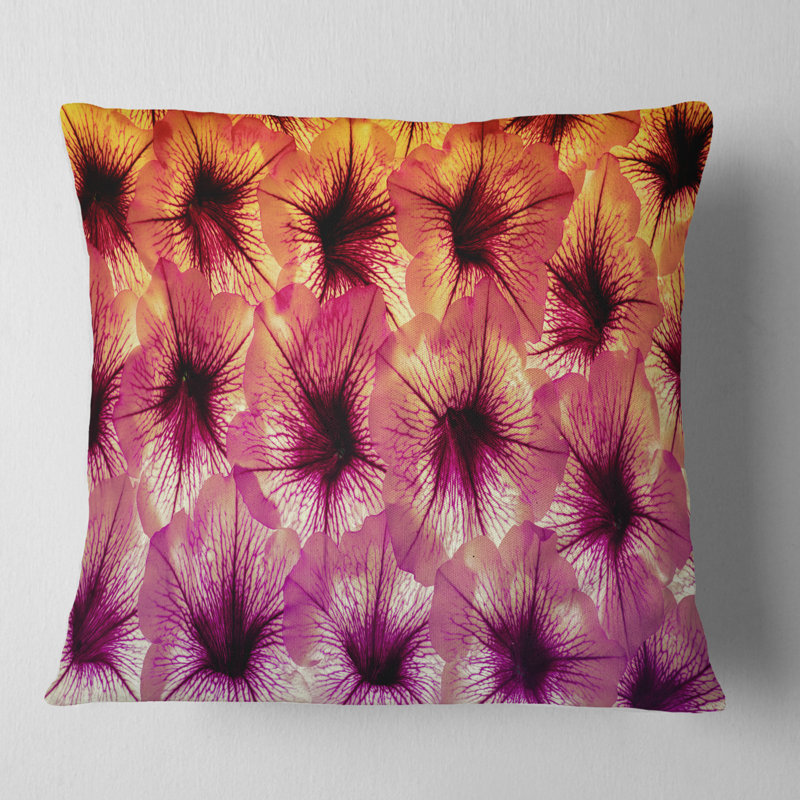 Gros plan d'une fleur mauve - coussin à imprimé floral, 16 po x 1 po, Coussin décoratif