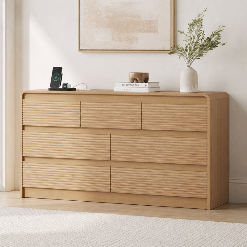 Commode 7 tiroirs pour la chambre à coucher, commode 55,12 po avec station de charge, commode longue en bois avec design cannelé et profil incurvé pour la chambre à coucher, le salon