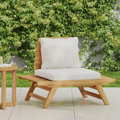 Fauteuil club en bois d'acacia Sedona avec larges panneaux de siège et coussins résistants à l'eau pour un confort extérieur