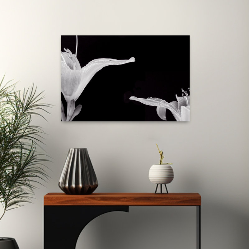Lilies II, art floral contemporain, H 16 po x l 24 po