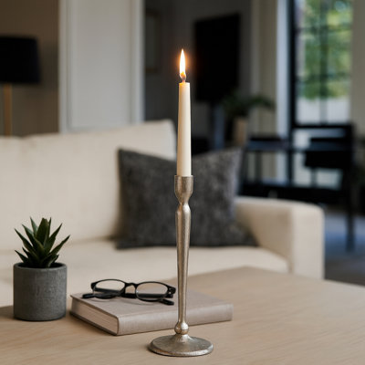 Porte-bougie conique moderne en aluminium - Élégant support à pilier en métal pour une décoration intérieure élégante.