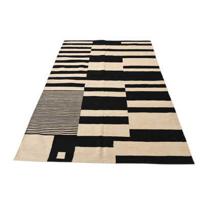 Tapis noir et blanc 4 x 6 Petrella