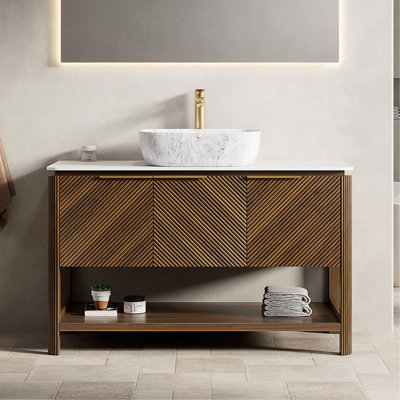 Ensemble de meuble-lavabo et lavabo 48 po, armoire de rangement autoportante en contreplaqué avec 3 portes diagonales rayées et tablette ouverte, lavabo en céramique à motif marbré et plateau en pierre frittée blanche, noyer foncé