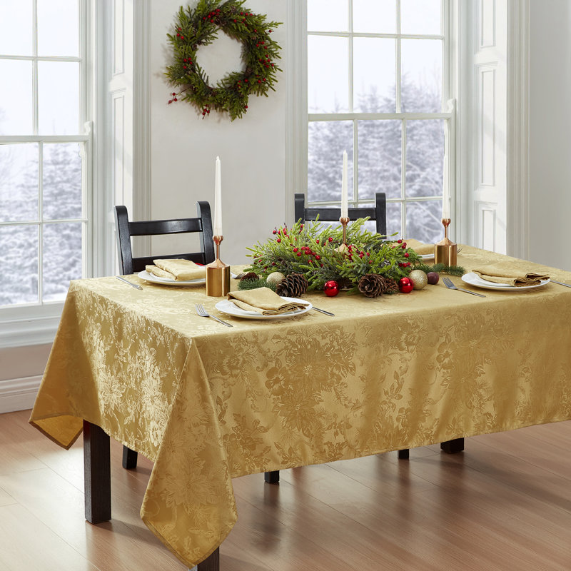 Nappe tissée à motif floral de poinsettia Tilghman, Or, 144 po x 60 po
