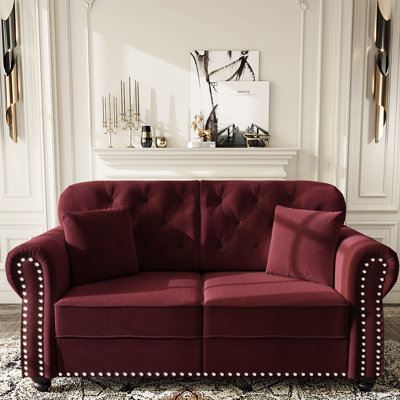 Bourgogne 63 po Mid-Century moderne avec garniture cloutée, roulée et boutonnée, revêtue de velours, 2 sièges, pin, éponge haute densité, coussins