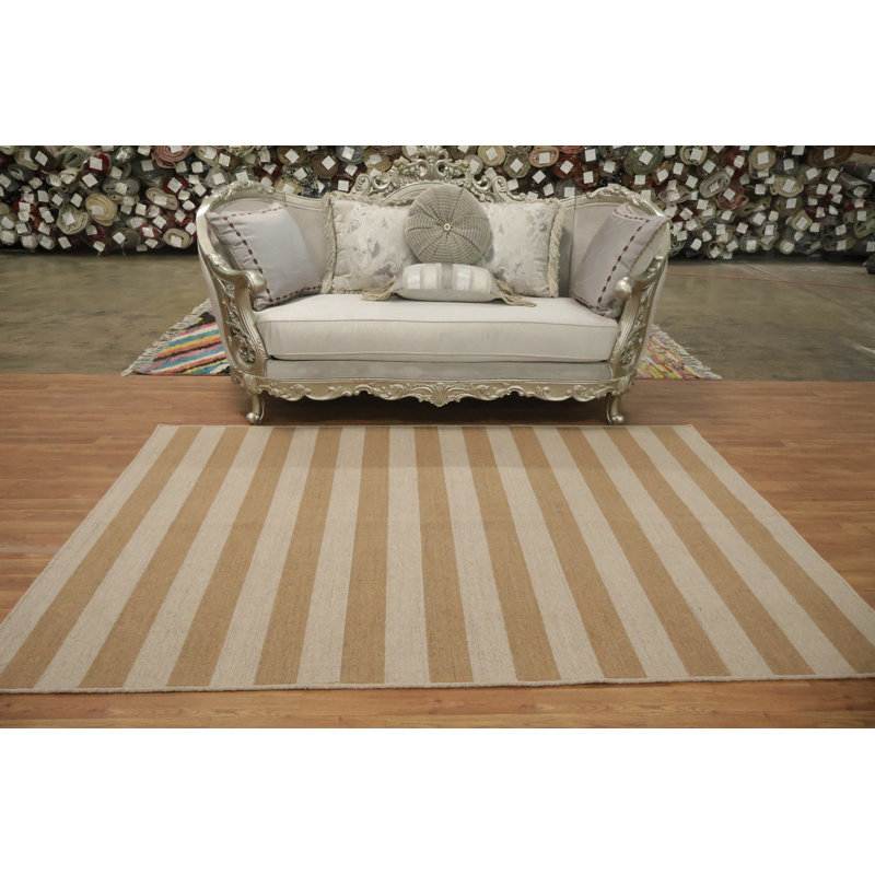 Tapis chic à rayures beiges et dorées: parfait pour les espaces minimalistes 6 x 8