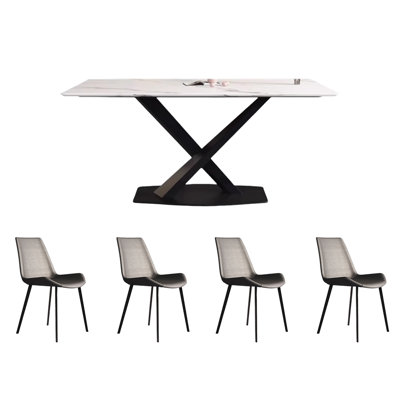 Une table de salle à manger entière avec des pieds en métal