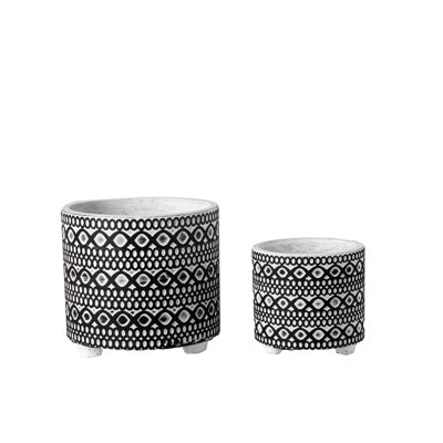 Pot rond en ciment avec motif à rayures symétriques en relief sur trépied, ensemble de deux finis lavés noir. 6,50 po x 6,50 po x H 6,00 po; 5,00 po x 5,00 po x H 4,5 po