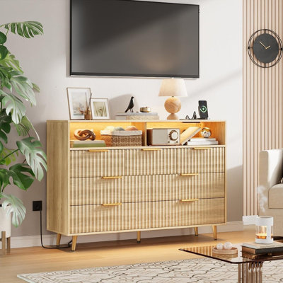 Commode Ã  7 tiroirs avec Ã©clairage DEL RVB et station de recharge, tiroirs en bois cannelÃ©s et poignÃ©es dorÃ©es, meuble moderne pour chambre Ã  coucher ou salon