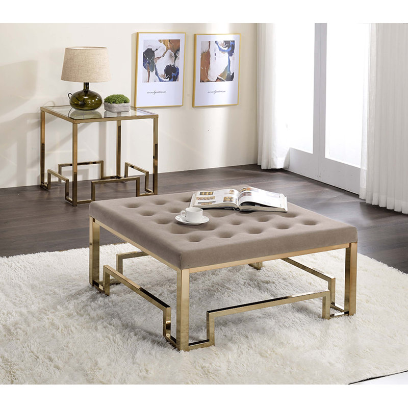 Repose-pieds de cocktail polyvalent avec base géométrique en métal, offrant une assise confortable, un repose-pieds élégant et une surface adaptable pour les intérieurs modernes.