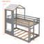 Lit superposé simple au-dessus d'un lit simple en bois avec toit, fenêtre, garde-corps et échelle