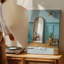 "Toile", créant une scène sereine et inspirante avec un art mural minimaliste avec des murs bleus pastel doux baignés dans une toile naturelle chaude-817402767