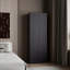 Système de garde-robe autoportant noir à 2 portes avec quatre tablettes fixes pour la salle de lavage de la chambre à coucher