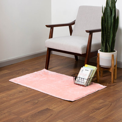 Tapis rose clair à poils longs Avetta