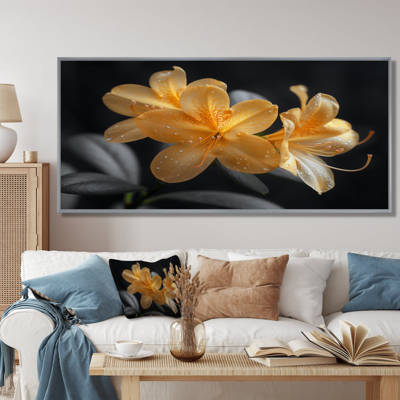 Rhododendron jaune et noir «Midnight Bloom I» - impression d'art mural rhododendron, Encadrement argenté, H 12 po x l 20 po