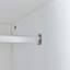 Lit escamotable avec tablettes ouvertes, tiroirs de rangement, armoire encastrée et table pour les espaces de chambre multifonctionnels
