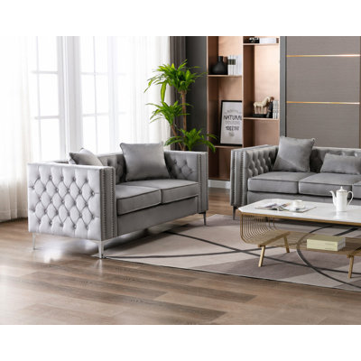 Causeuse en velours gris 63 po