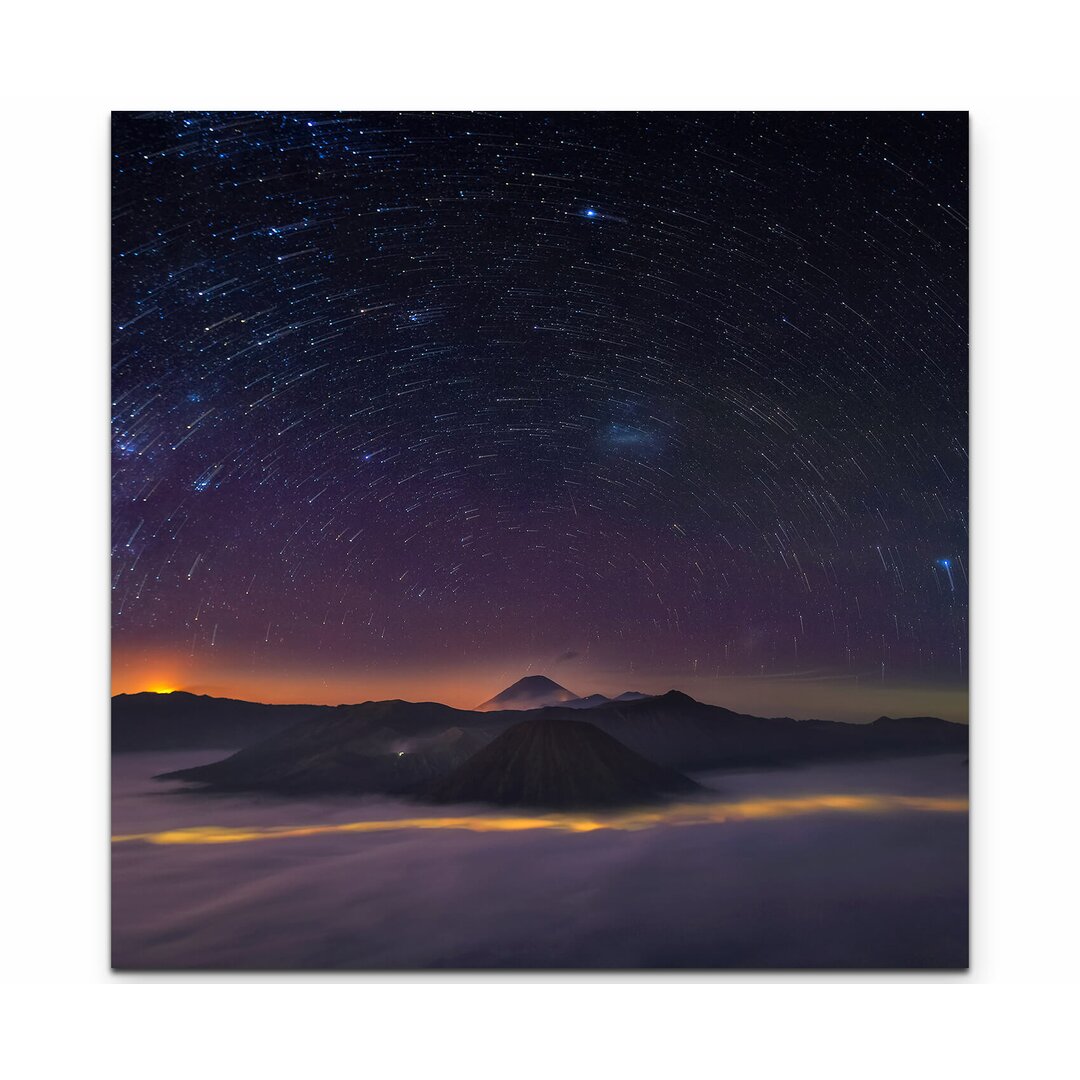 Leinwandbild Berg unter Sternen im Nebel