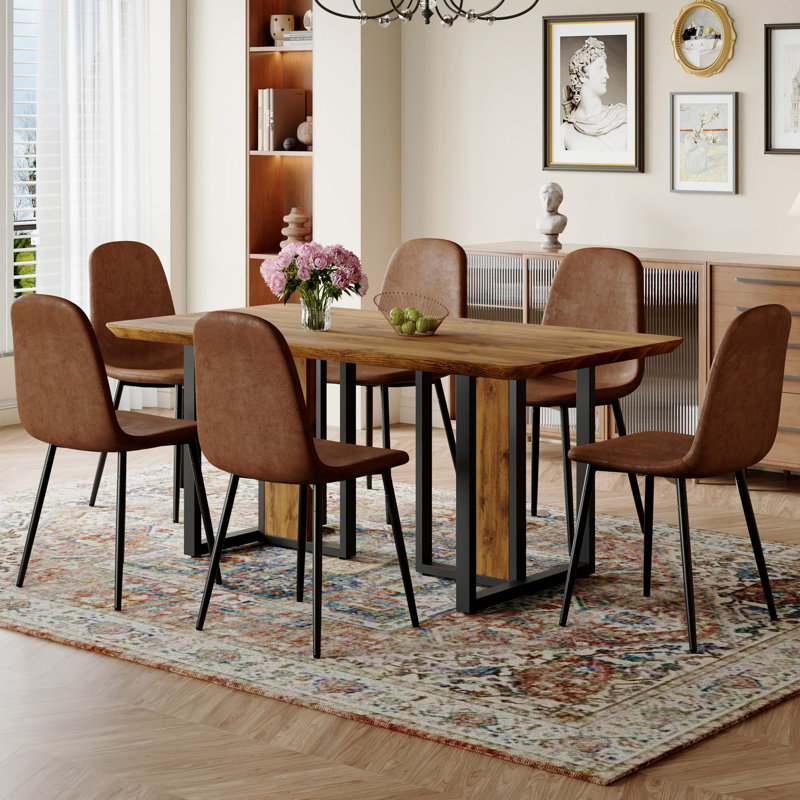 Ensemble de table et de chaises. Ensemble de table de salle à manger en bois aggloméré texturé avec 6 chaises en suède brun.