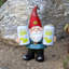 Statue de nain de jardin tenant deux canettes