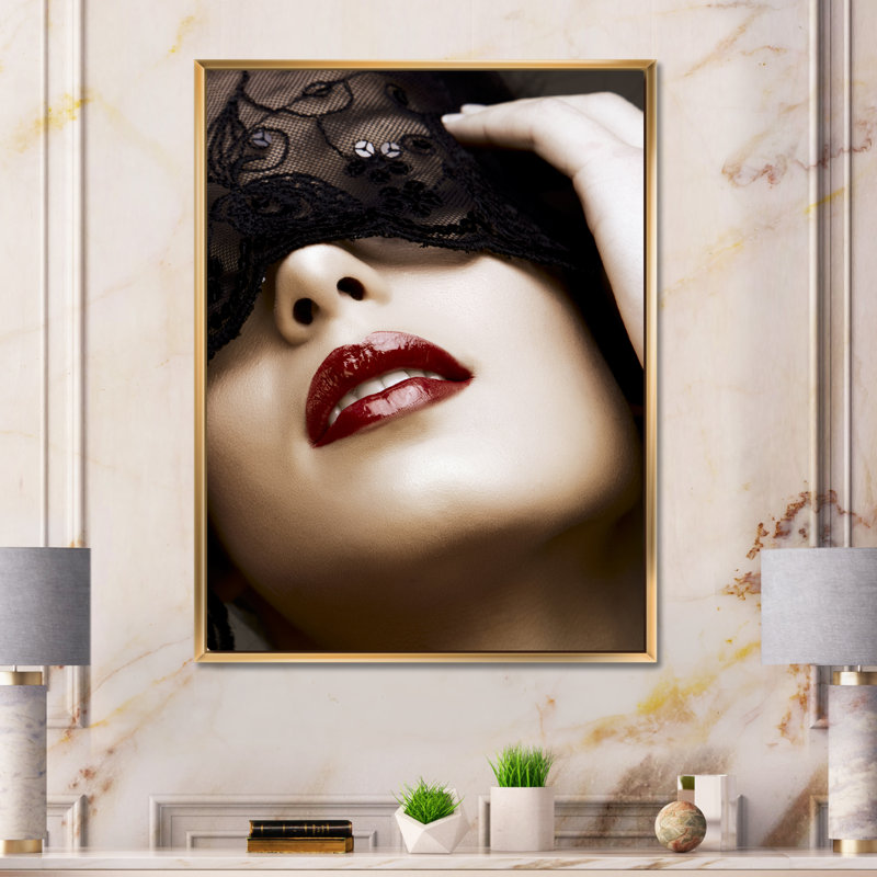 Portrait d'une femme moderne avec un masque - Photographie sur toile, H 20 po x l 12 po x P 1po, Toile encadrée d'or