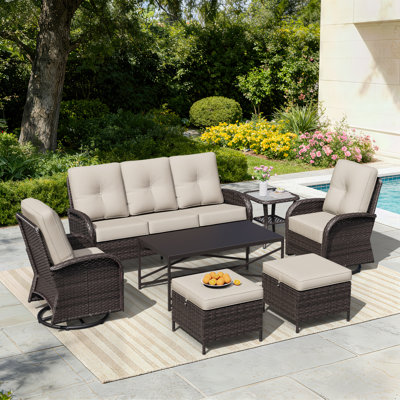 Ensemble de patio extérieur en osier pour 5 personnes avec canapé, chaises, repose-pieds, tables et coussins beiges