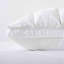 Oreillers luxueux en plumes blanches-365532560