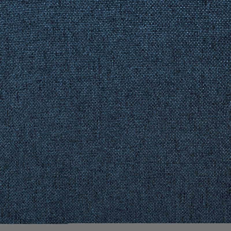 Fauteuil club bleu marine envoûtant, recouvert de tissu et doté d'un support en bouleau, offrant un espace de rangement attractif.