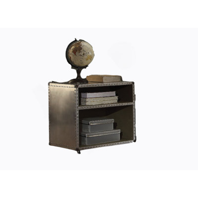 Table de chevet en aluminium Brancaster avec ports USB, avec garniture cloutée, compartiments ouverts et pieds de roulette pour un rangement pratique de style industriel.
