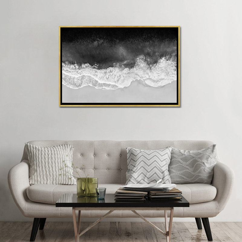 Vagues en noir, gris et blanc par Maggie Olsen, H 32 po x l 48 po, Impression encadrée, Doré