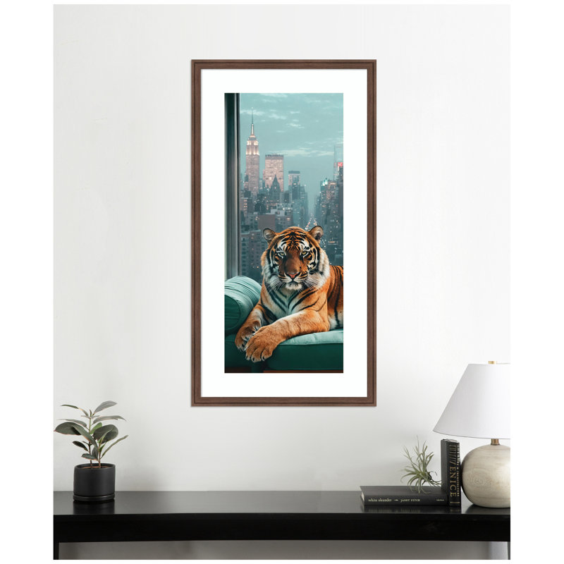 "Graceful Tiger in New York" par Michael Schauer, reproduction d'art encadrée