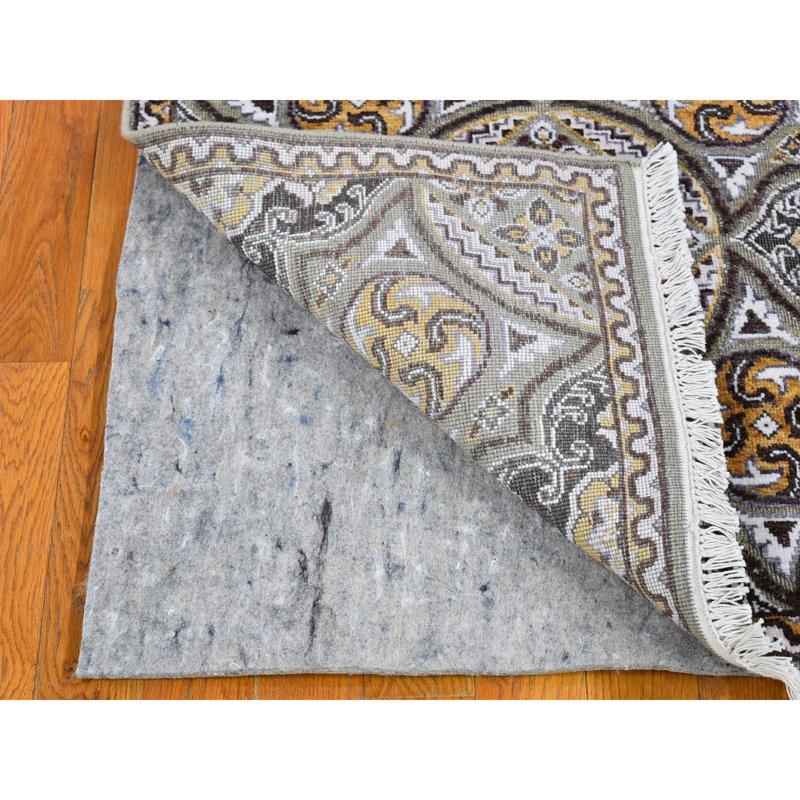 Tapis de couloir d'inspiration moghole 2 pi 6 po x 20 pi 5 po brun et gris