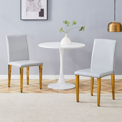 Ensemble de 2 chaises de salle à manger en polyuréthane: hauteur de 35,4 po, dossier ergonomique de 18,5 po, siège en éponge de 17 po x 16 po, pour la salle à manger, le bureau personnel et l'espace de vie, élégant et confortable. Pieds en métal doré.