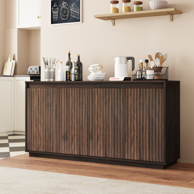 Buffet à 4 portes en bois avec prise de courant et armoire à texture verticale ondulée sans poignée