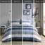 Édredon simple à rayures avec draps en bleu et gris. Rembourrage. Édredon, taies décoratives, drap plat, taies d'oreiller ajustées. Convient à un matelas de 14 po ou moins. Lavable à la machine. Draps bleu / gris modernes.