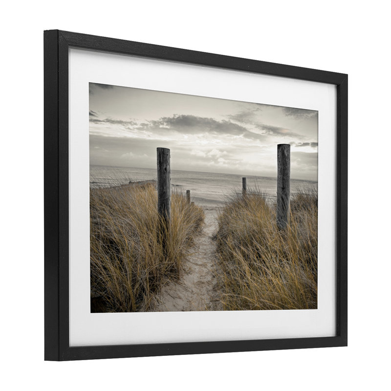 «Stormy Beach Day», reproduction sous verre encadrée, design par Assaf Frank, H 14 po x l 20 po, Cadre noir minuit