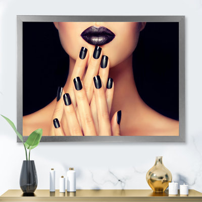 Femme aux lèvres noires et manucure noire - photographie sur toile