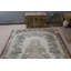 Tapis turc rétro au design artisanal authentique parfait pour un décor chic