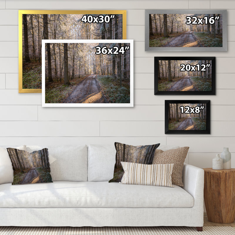 Road Thorugh Winter Forest Trees - reproduction d'art sur toile encadrée, Cadre noir, H 8 po x l 12 po x P 1 po