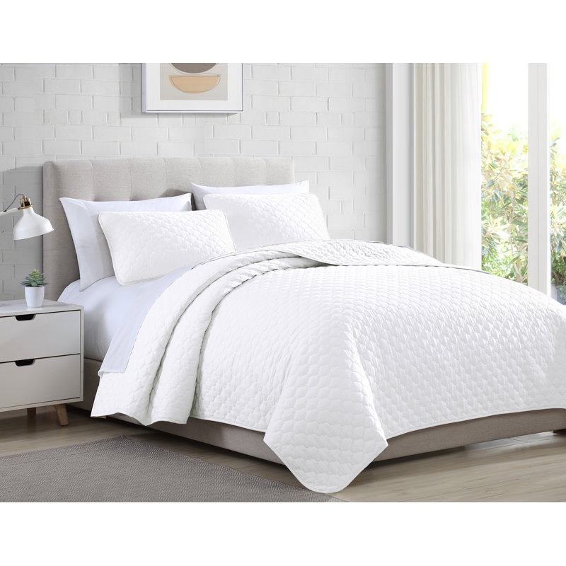 Thea 3-Piece Geometric Quatrefoil Oversized Quilt Set, Queen Quilt + 2 Standard Shams, Gray