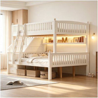 Lit superposé double au-dessus de grand lit double avec escalier de rangement, bibliothèque intégrée à lumière DEL et garde-corps pleine longueur, gris