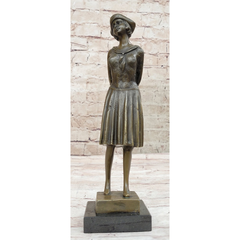 Sculpture d'époque fille au chapeau